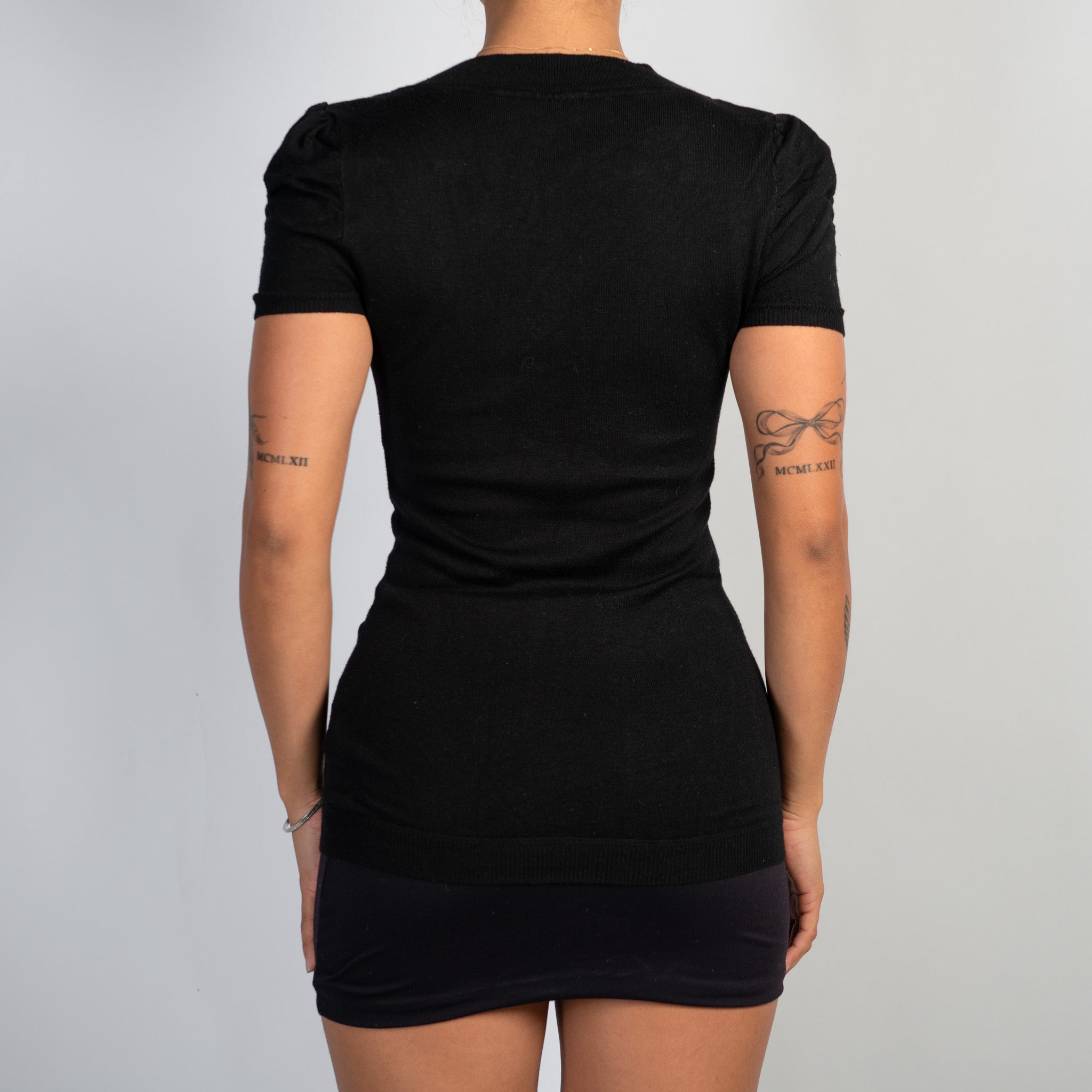 BLACK V NECK KNIT TOP