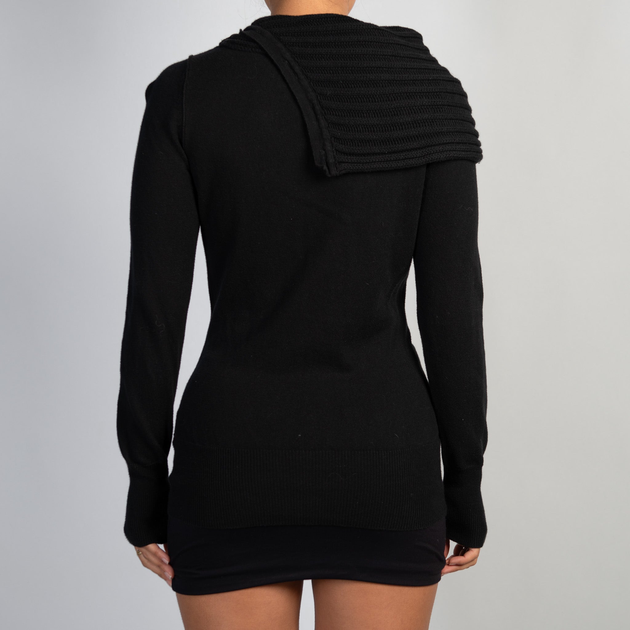 BLACK BUTTON KNIT TOP
