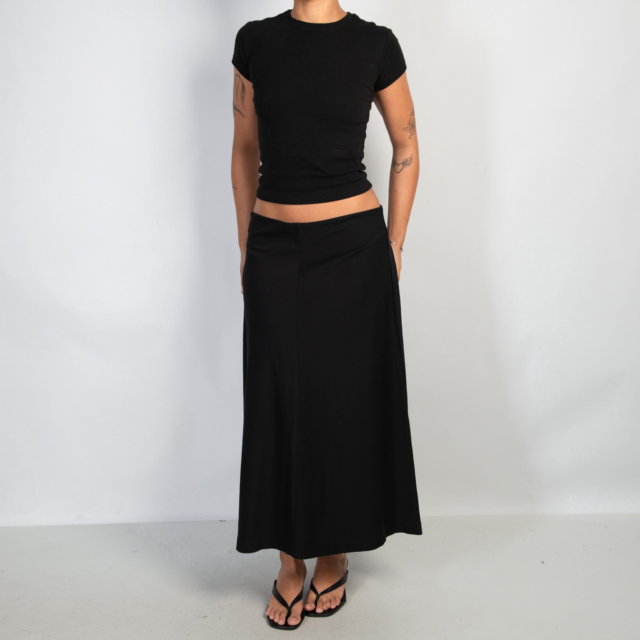 BLACK STRETCH MIDI SKIRT