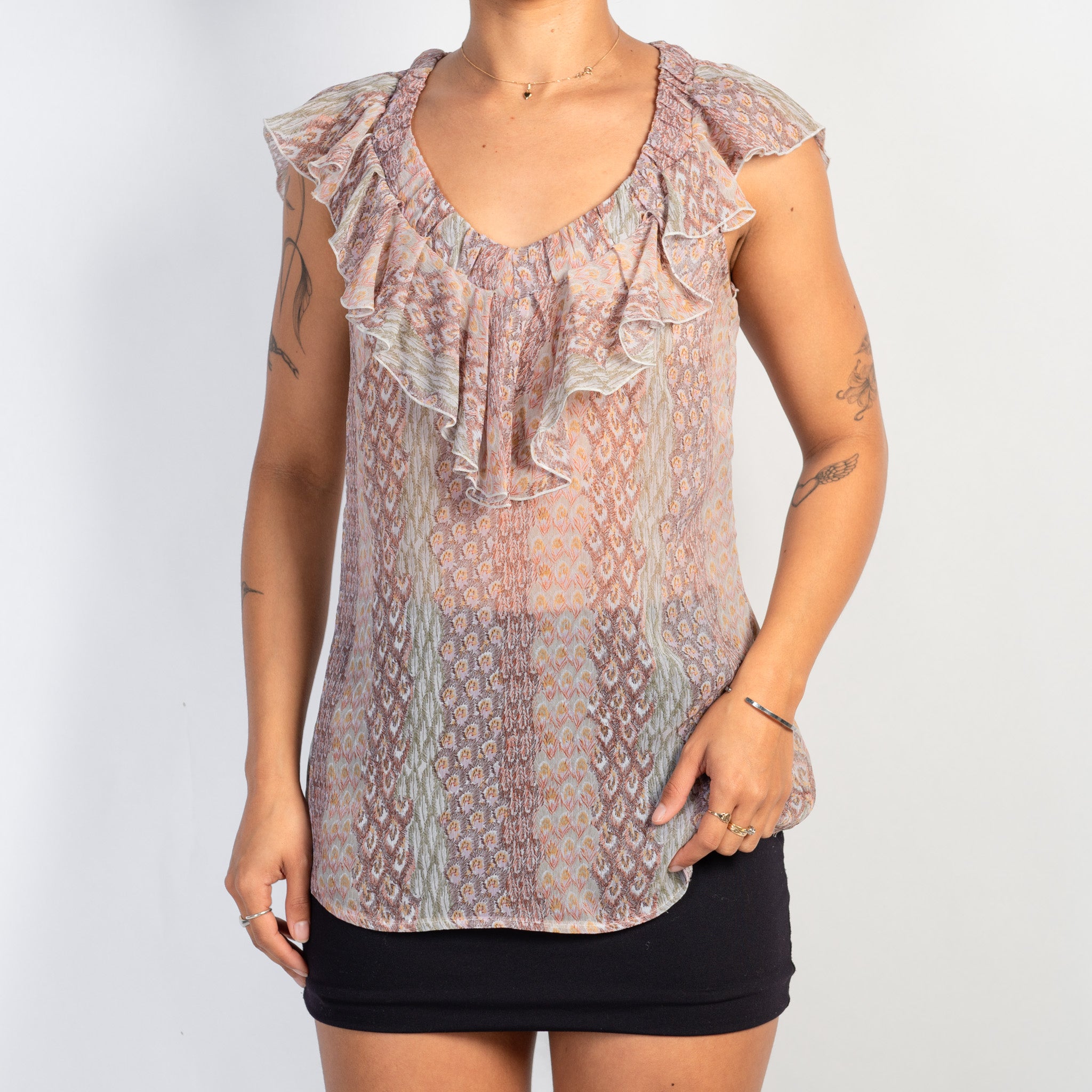 PATTERN RUFFLE TOP