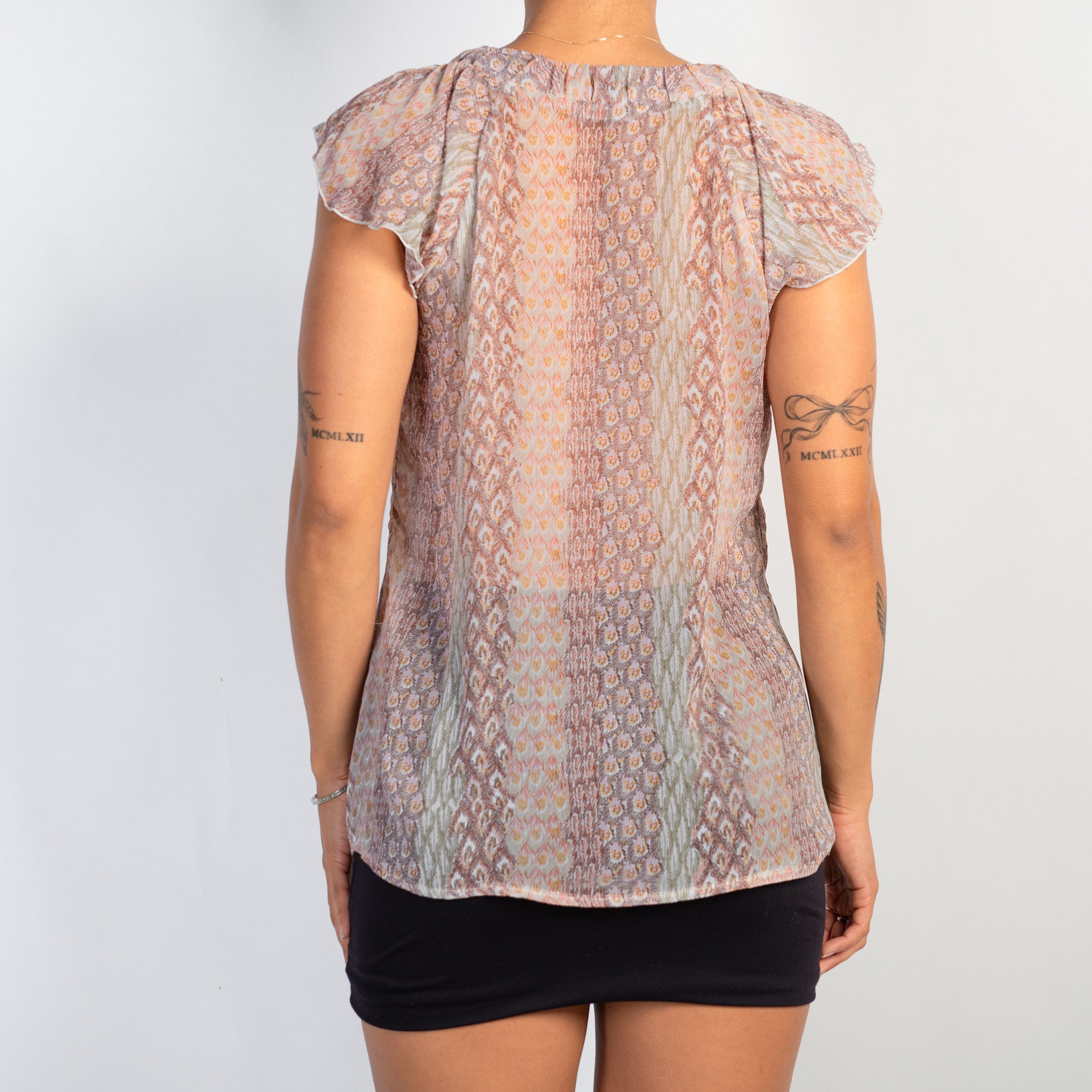PATTERN RUFFLE TOP