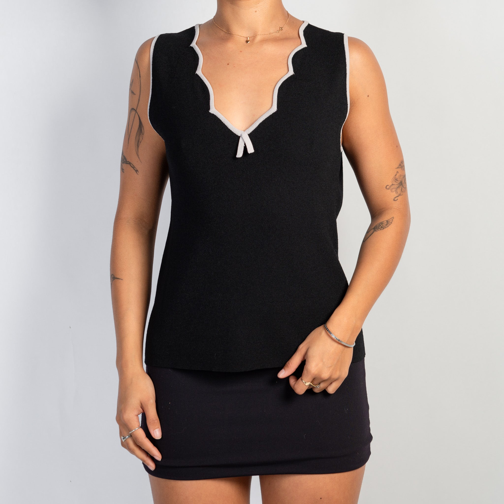 BLACK SLEEVELESS KNIT TOP