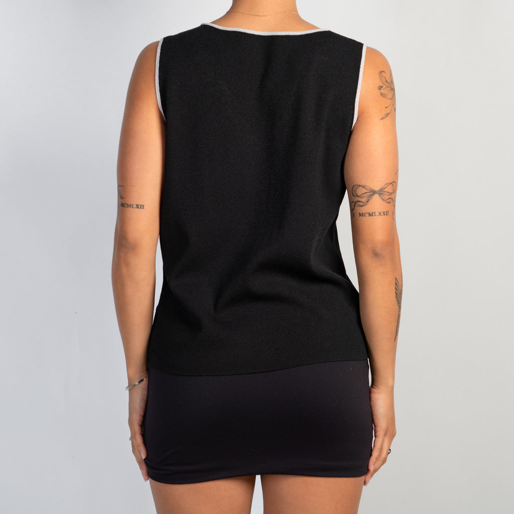 BLACK SLEEVELESS KNIT TOP