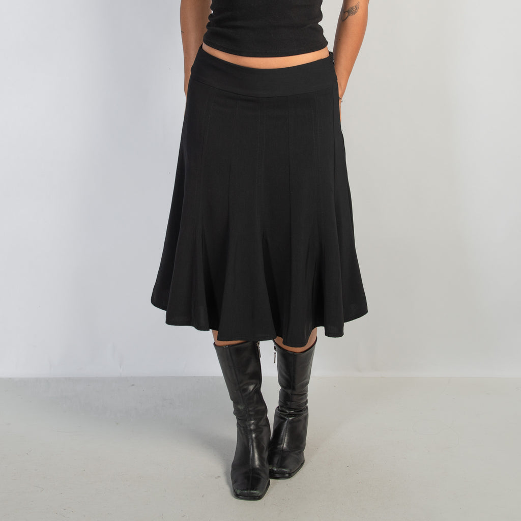 BLACK FLARE MIDI SKIRT