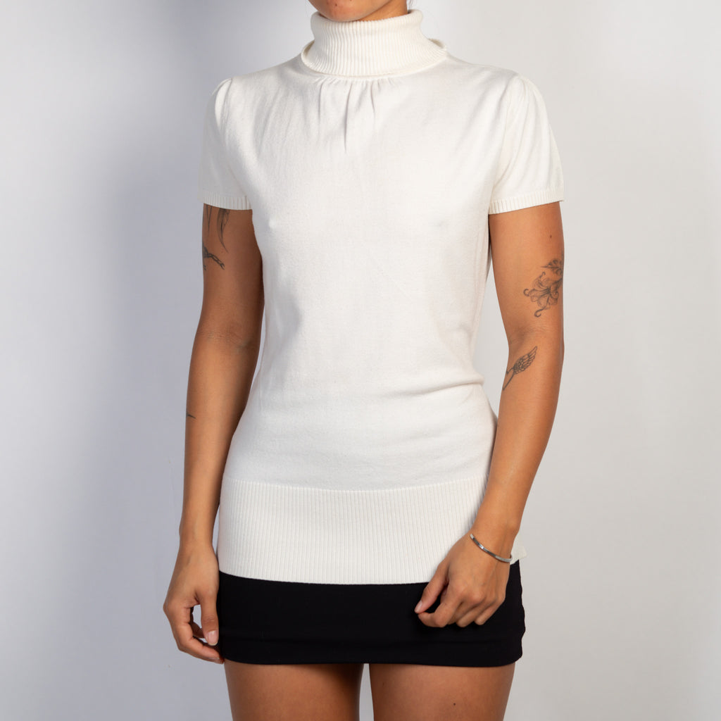 WHITE TURTLENECK KNIT TOP