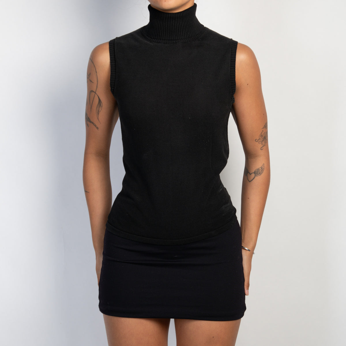BLACK KNIT SLEEVELESS TOP