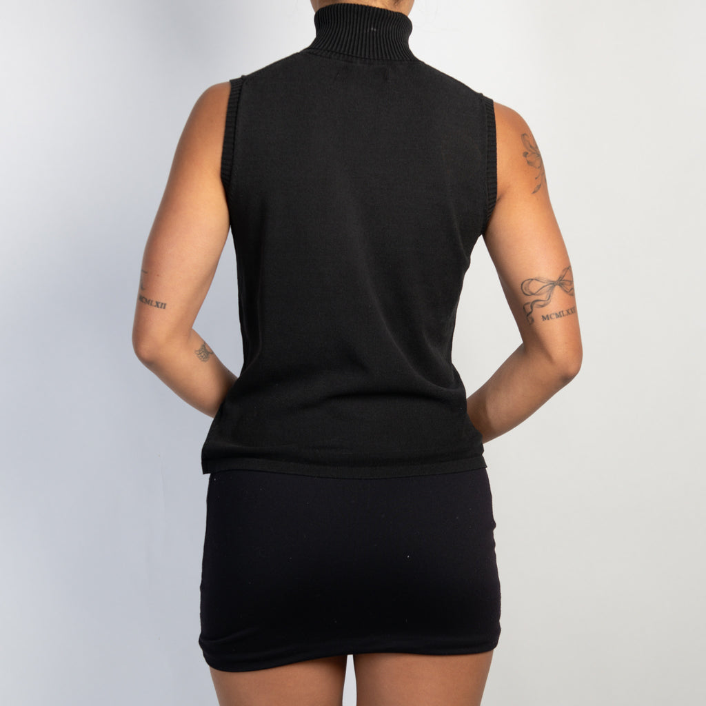 BLACK KNIT SLEEVELESS TOP