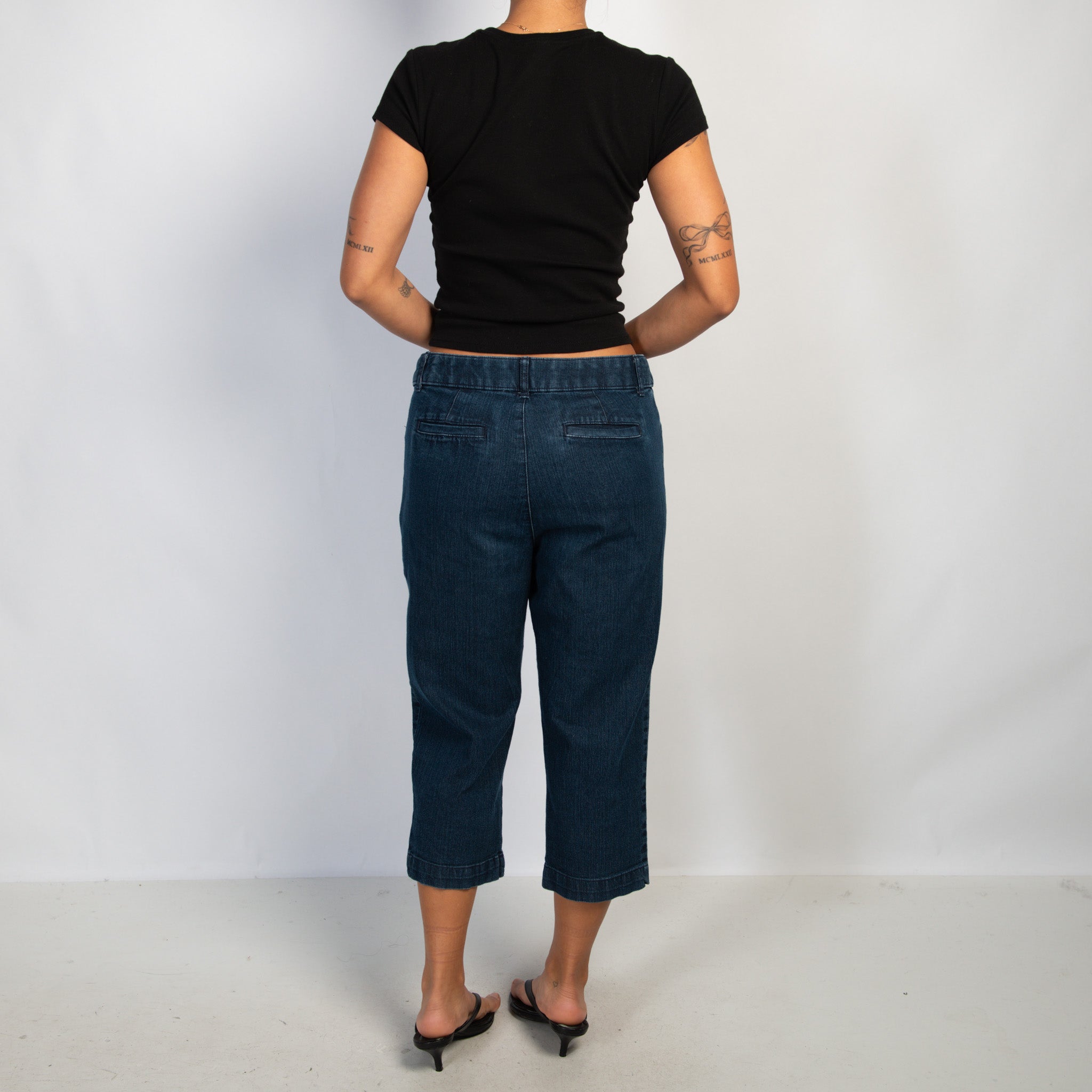 DARK DENIM CAPRI JEANS
