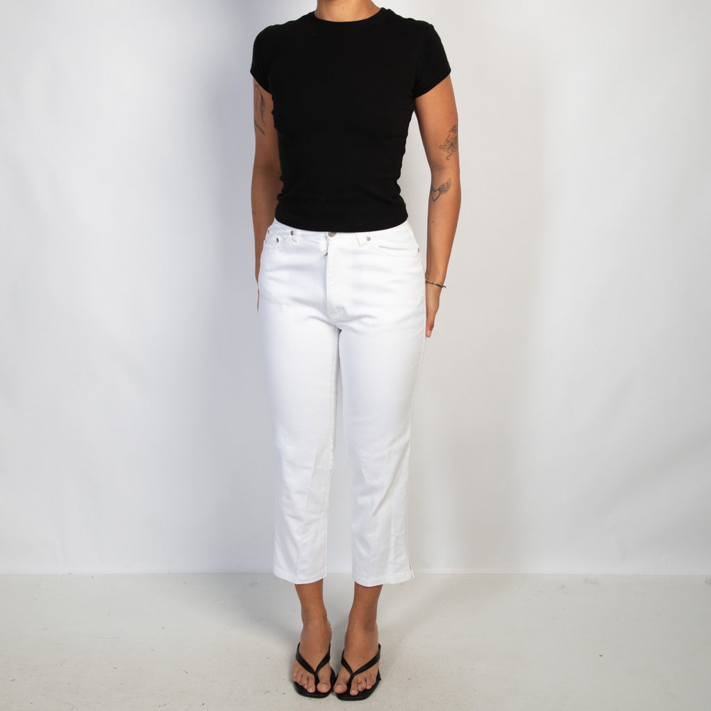 WHITE DENIM CAPRI JEANS