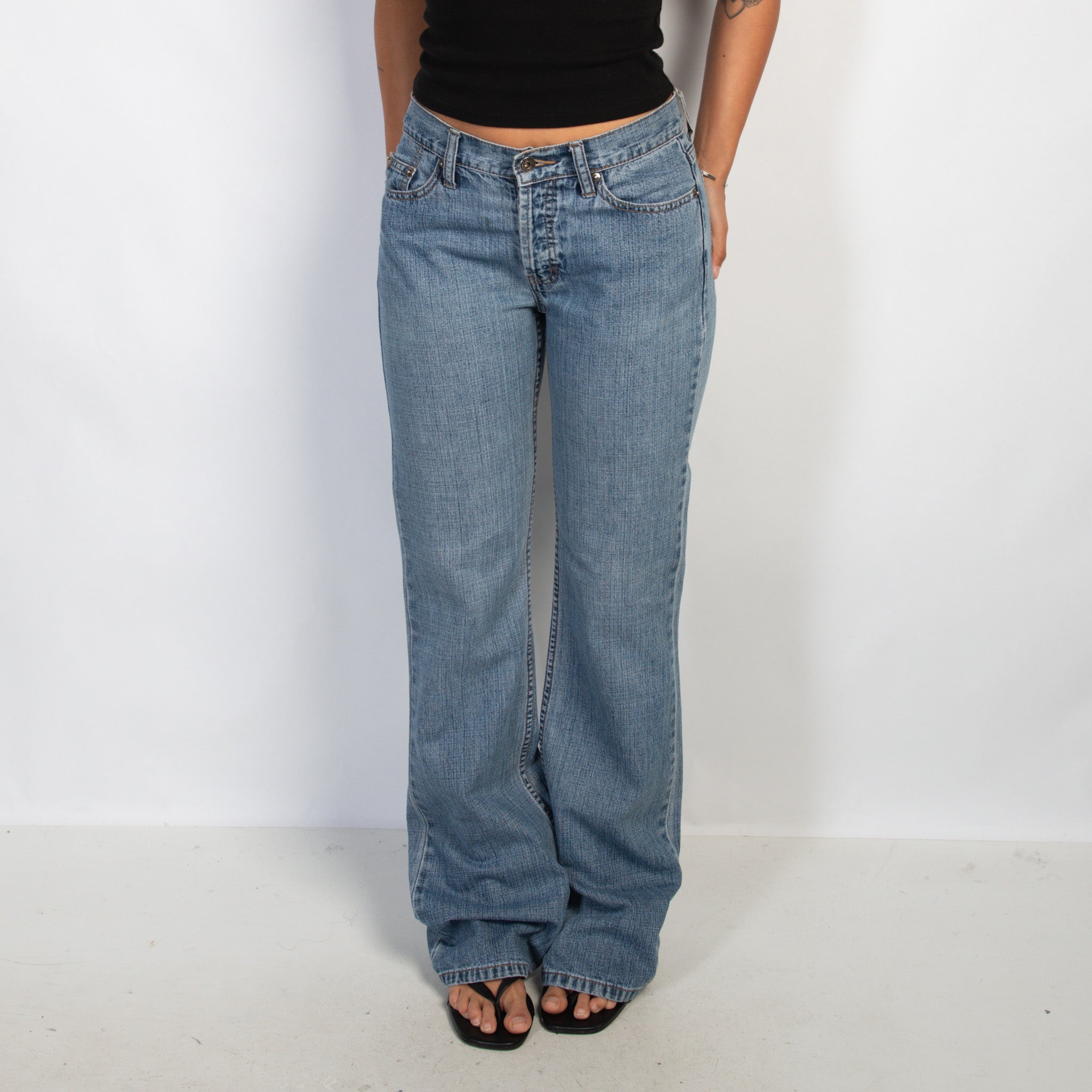 MID WASH BOOTCUT JEANS