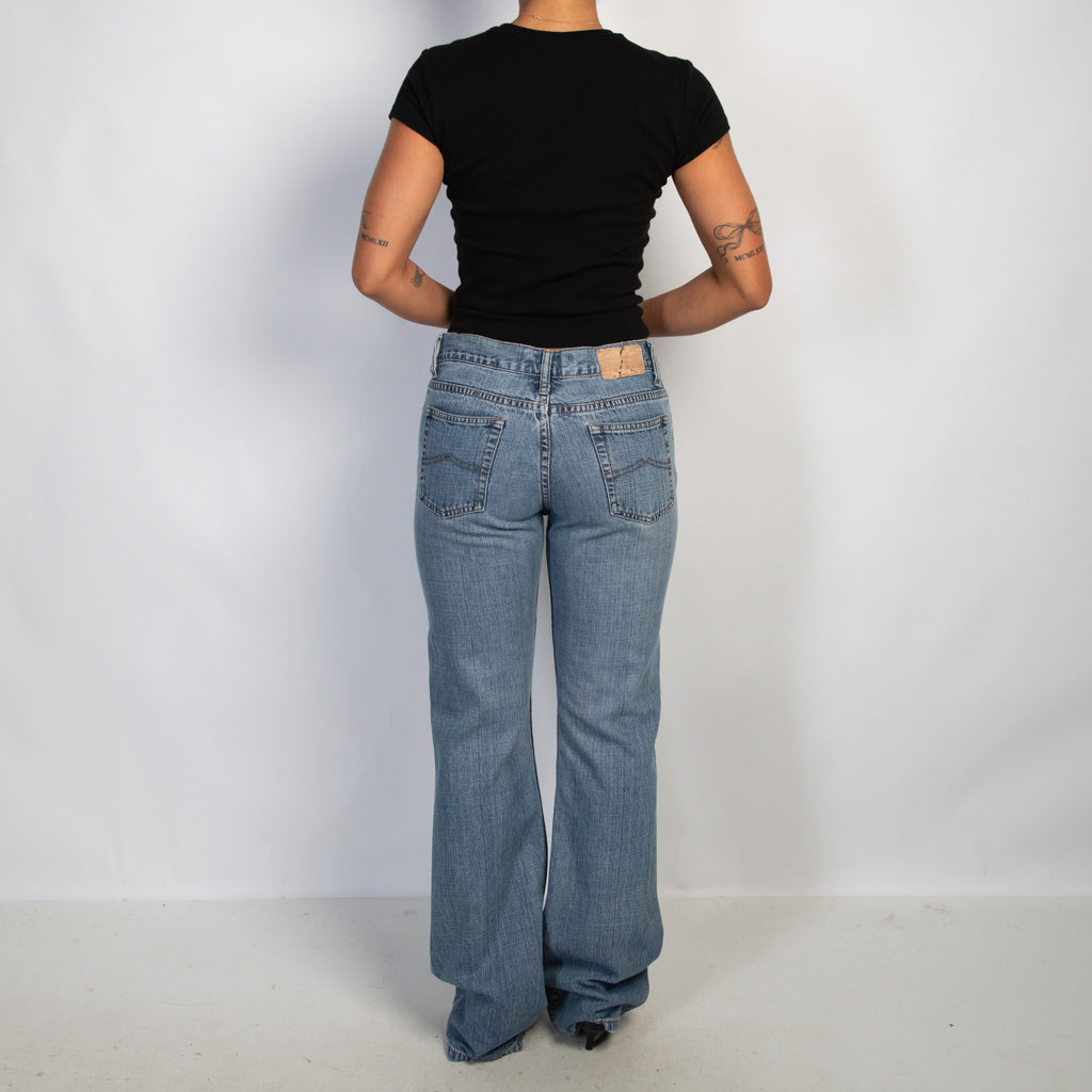 MID WASH BOOTCUT JEANS