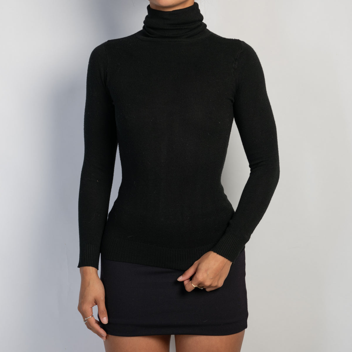 BLACK TURTLENECK TOP
