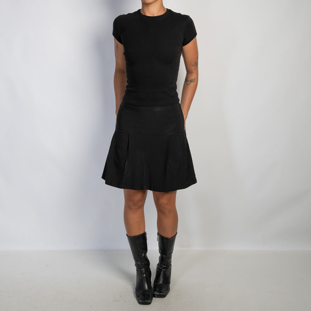 BLACK PLEATED SKIRT