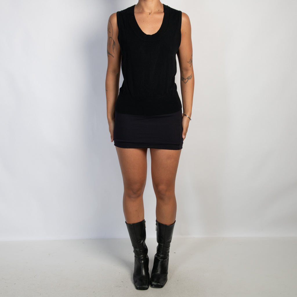 BLACK SLEEVELESS VEST