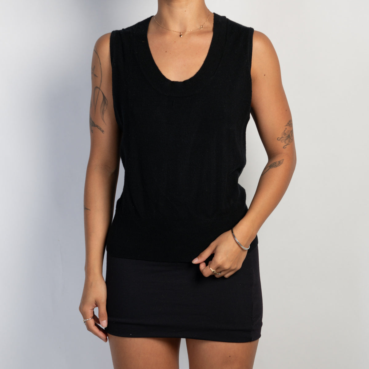 BLACK SLEEVELESS VEST