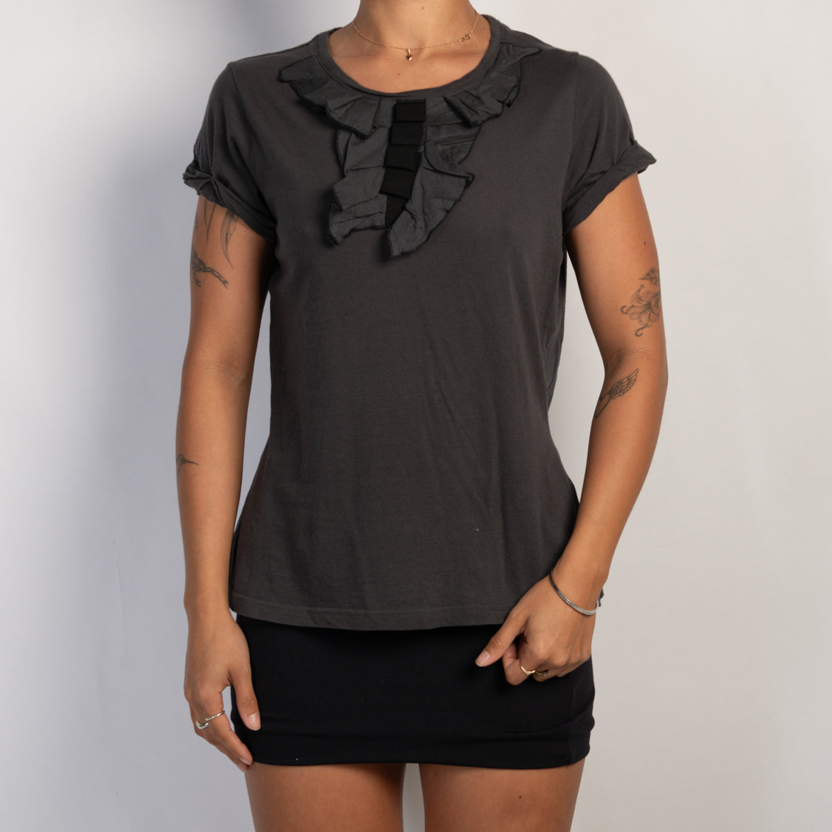 CHARCOAL RUFFLE TEE