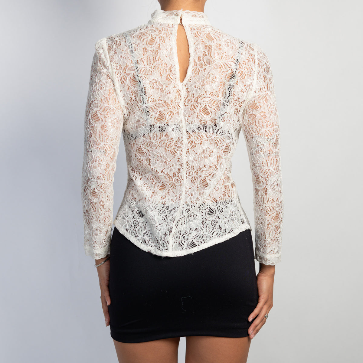 WHITE LACE LONG SLEEVE TOP