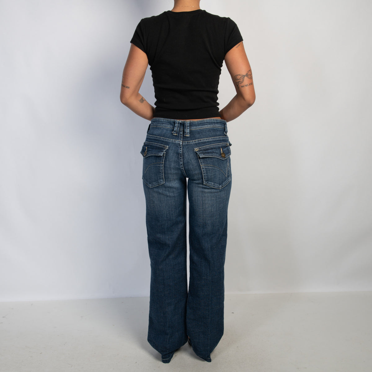 MID WASH BOOTCUT JEANS