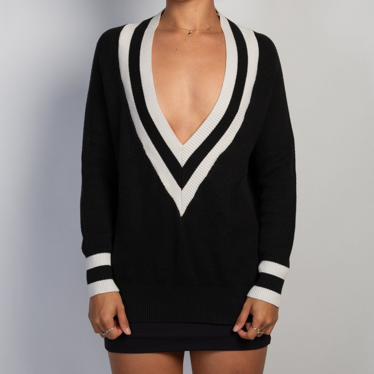 DEEP V NECK SWEATER