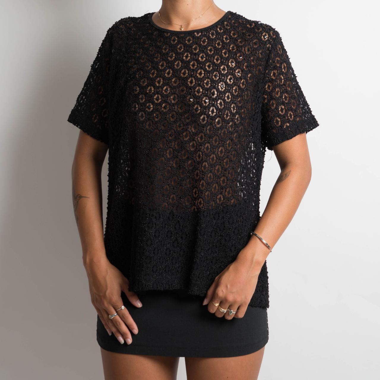 T-SHIRT EN DENTELLE NOIRE