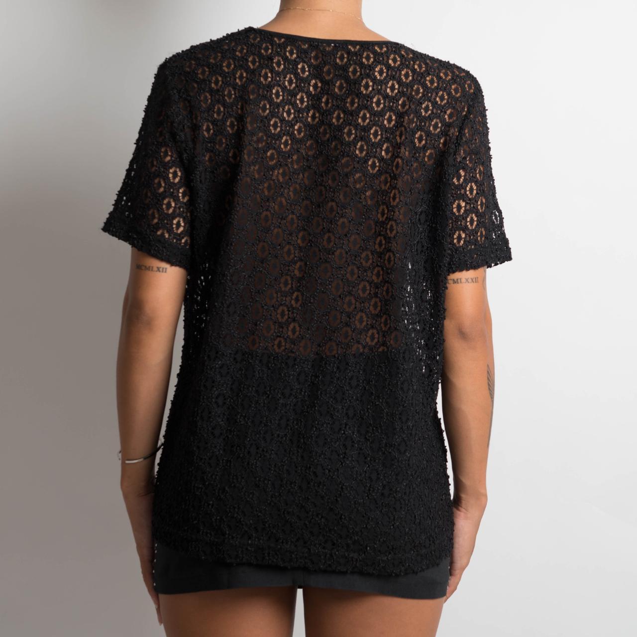 T-SHIRT EN DENTELLE NOIRE