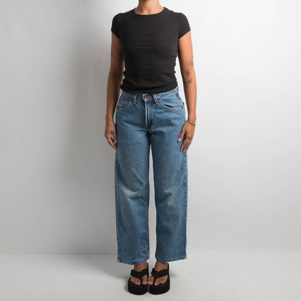 MID WASH LEVIS JEANS