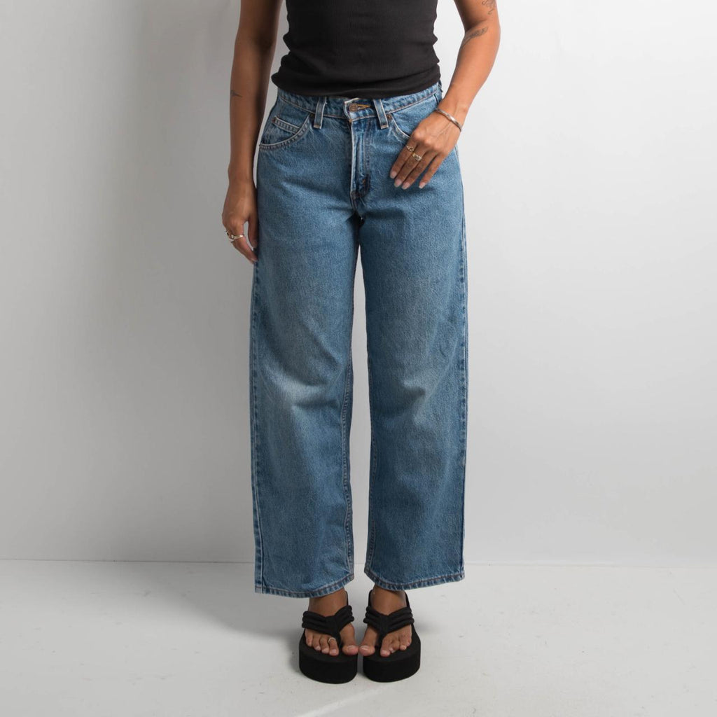 MID WASH LEVIS JEANS