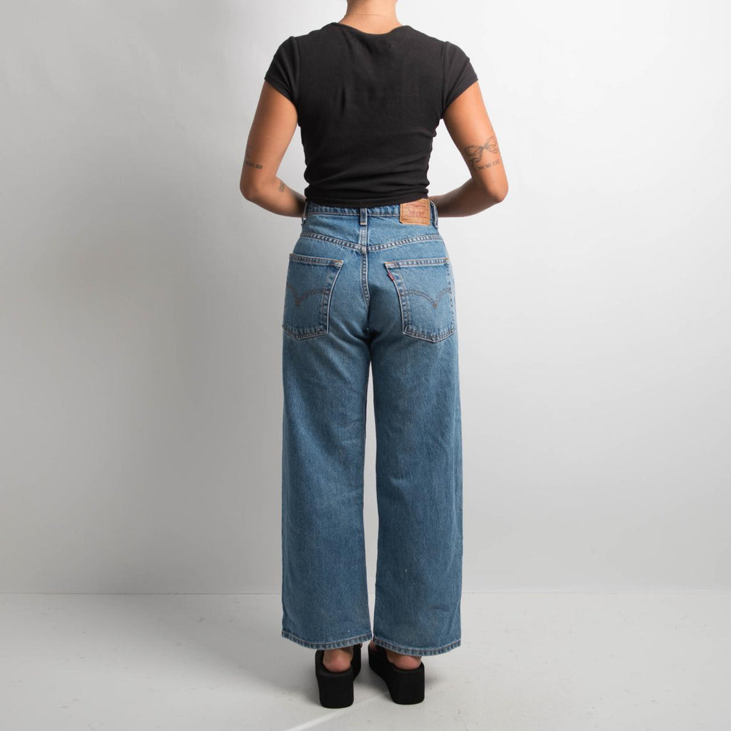 MID WASH LEVIS JEANS