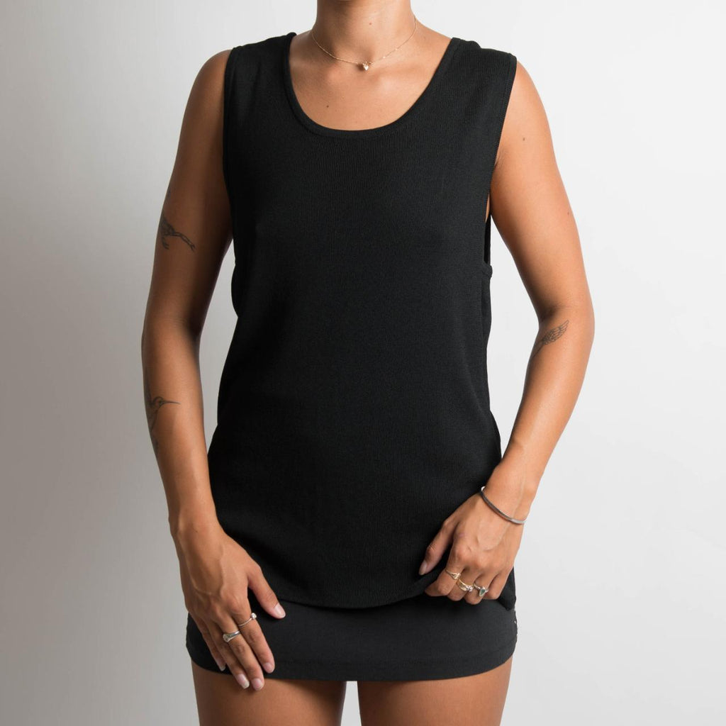 BLACK KNIT SLEEVELESS TOP