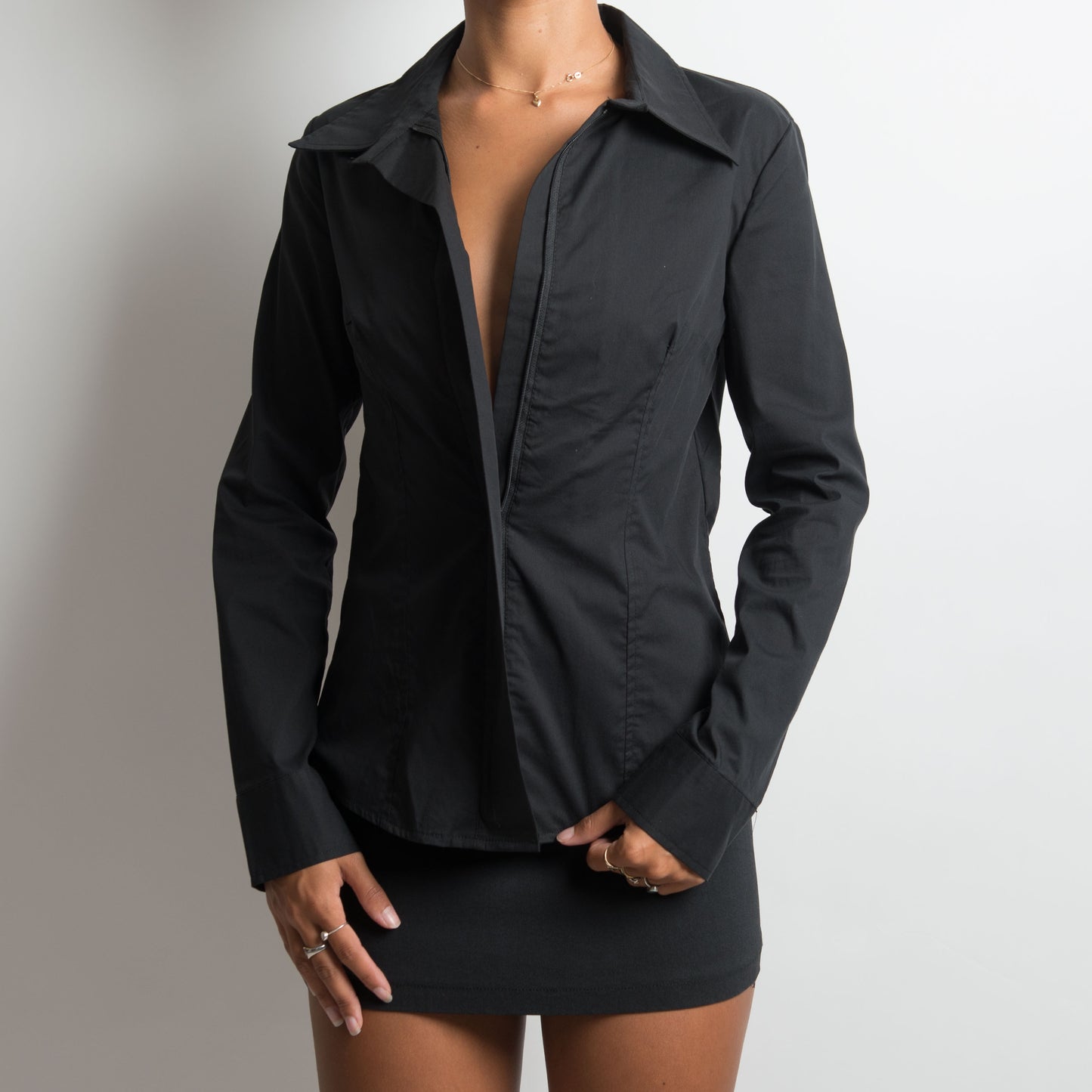 BLACK FRONT ZIP BLOUSE