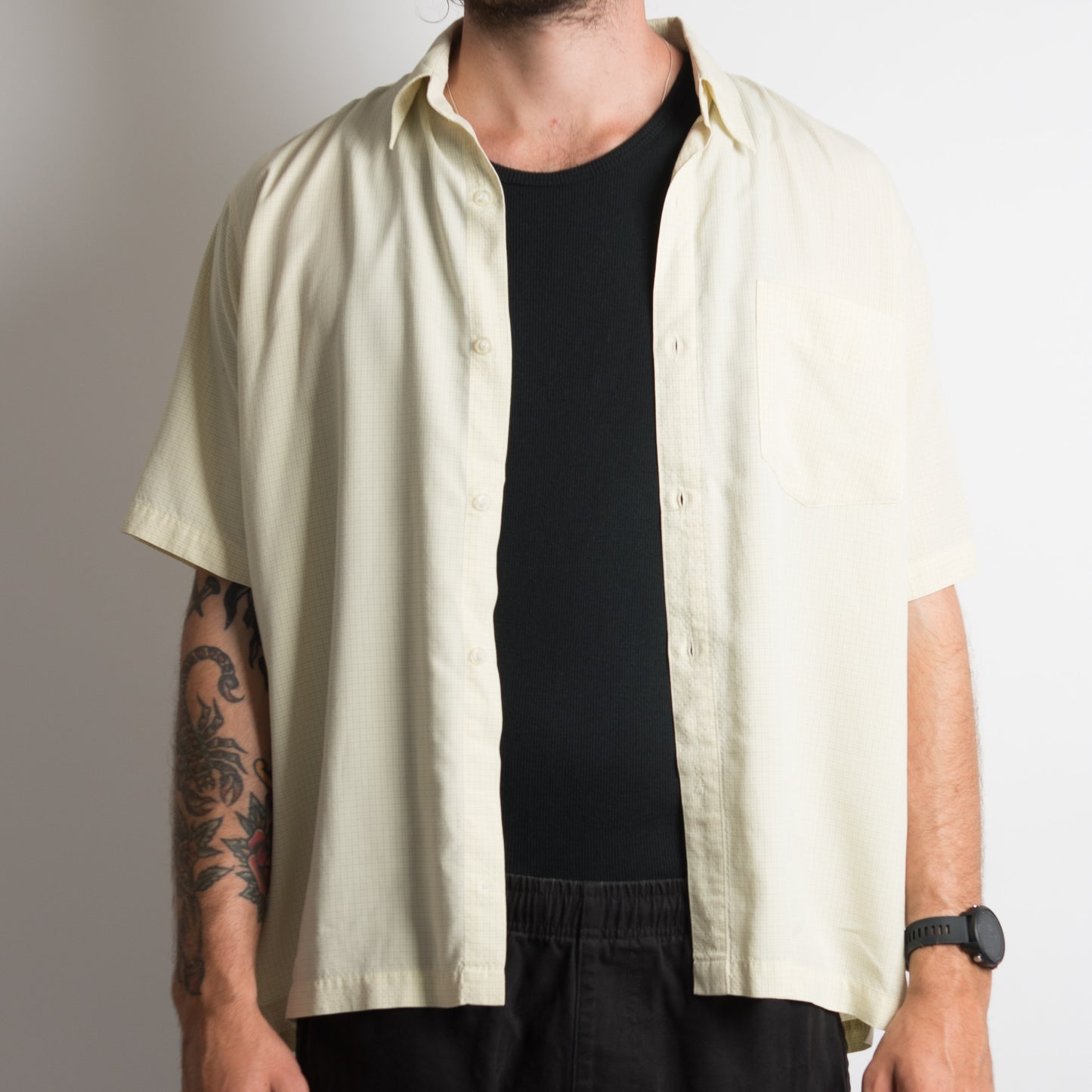 CHEMISE À BOUTON JAUNE PÂLE