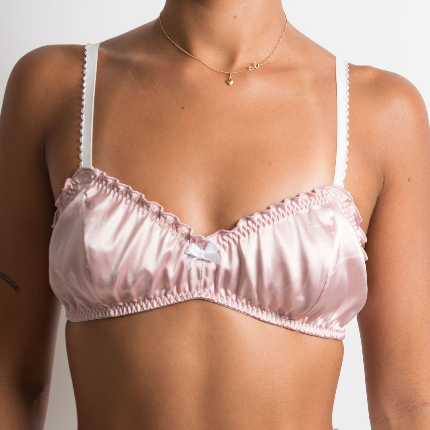 BRALETTE À VOLANTS EN SATIN ROSE