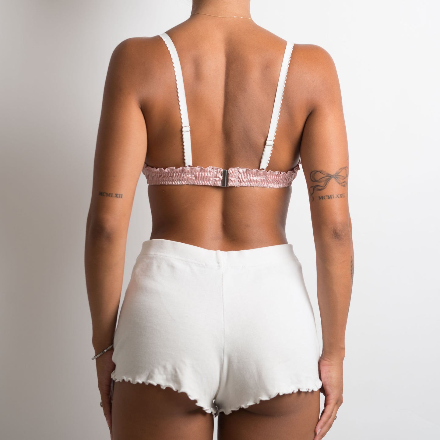 BRALETTE À VOLANTS EN SATIN ROSE