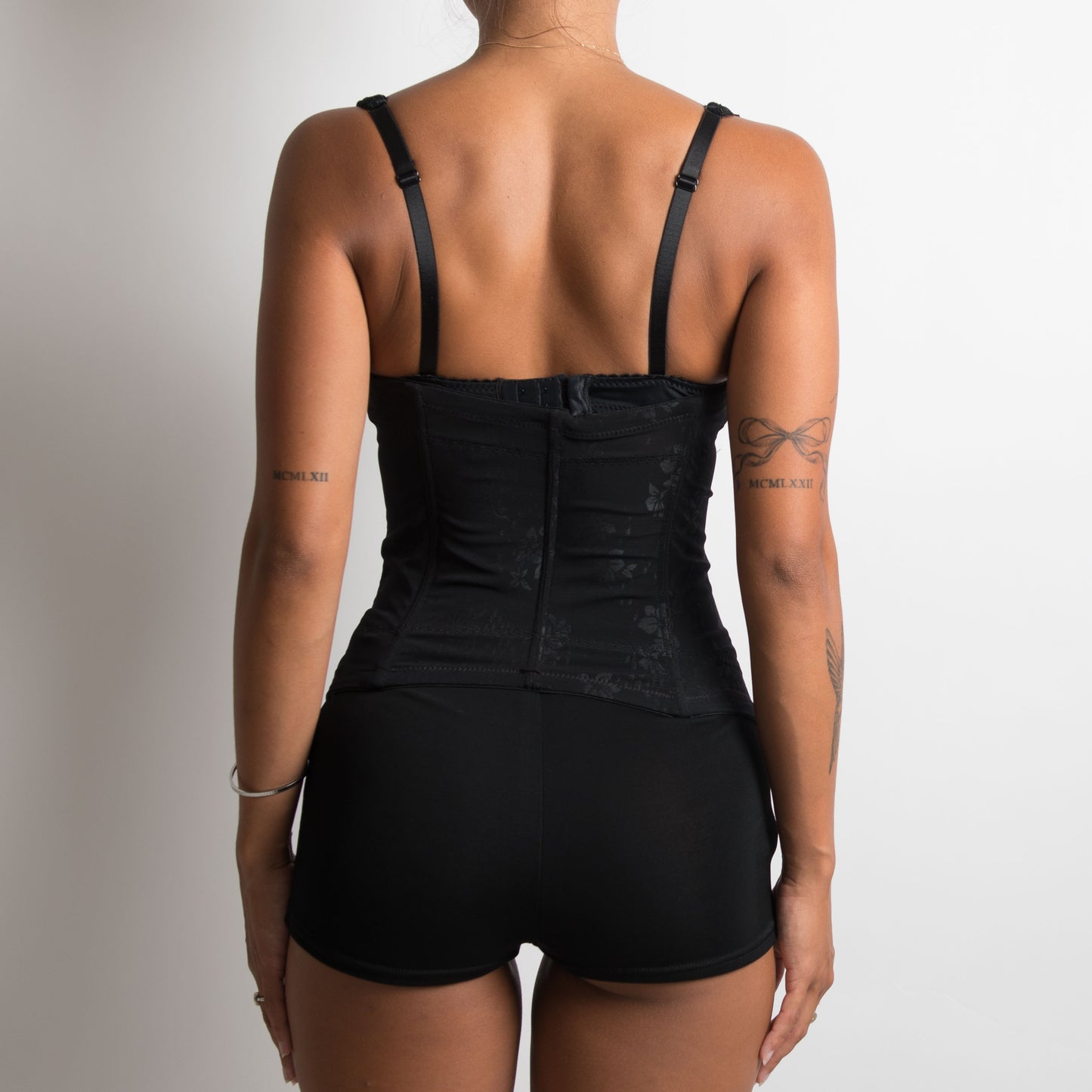 CORSET SOUS LA BUSTE NOIR