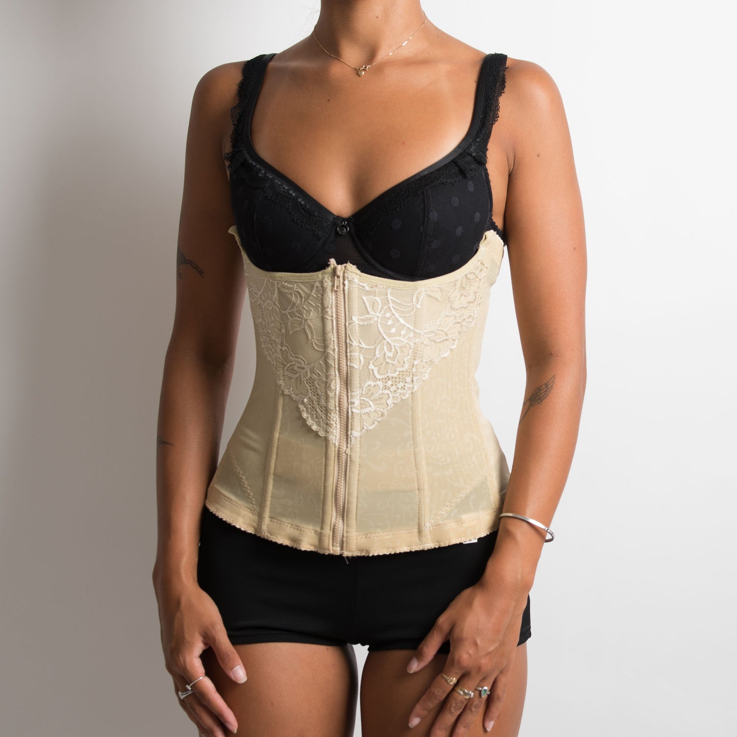 CORSET SOUS LA BUSTE NUDE