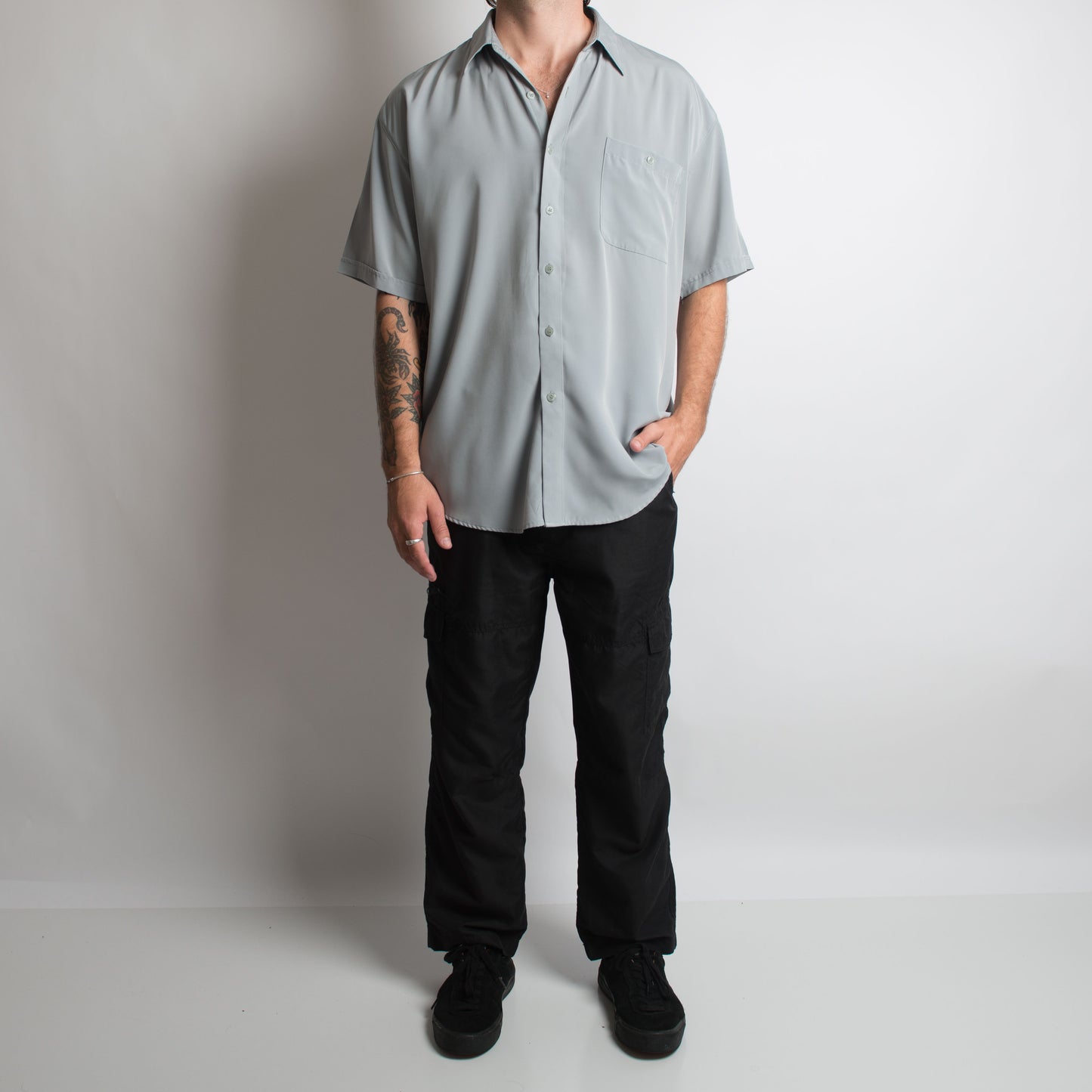 PALE SHORT SLEEVE BUTTON UP