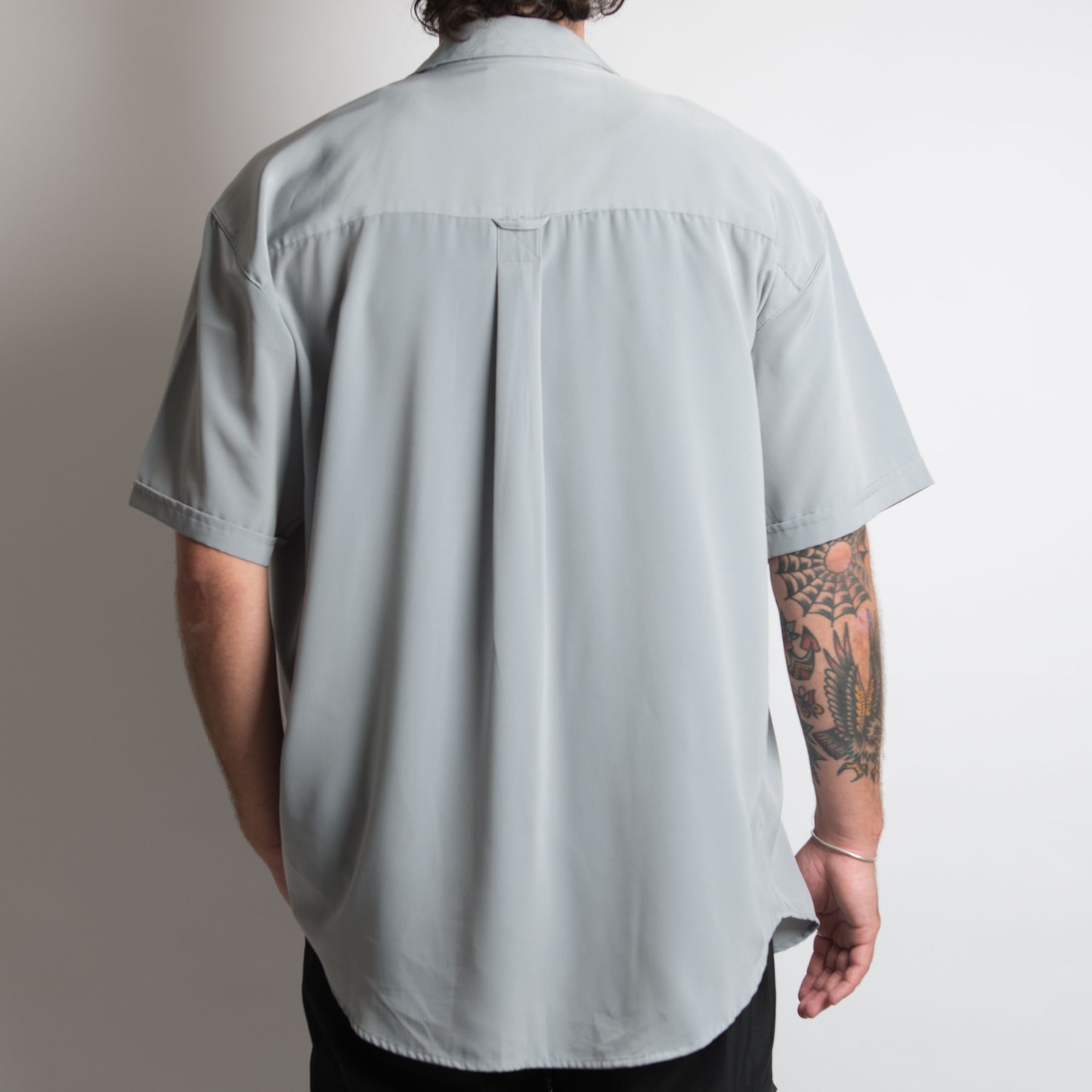 PALE SHORT SLEEVE BUTTON UP